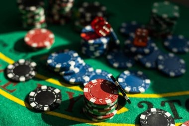 Sic Bo Dadu dice rolling on live table